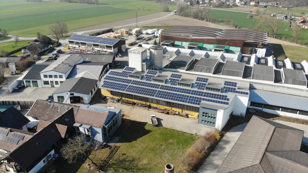 Das Firmengelände in Schwanenstadt (OÖ) bildet mit den modernen 
Fertigungshallen das Herzstück der Obermayr Gruppe. 
(c) STRABAG/Obermayr © 